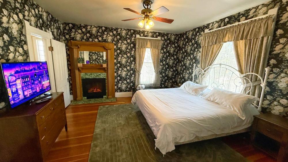 Governor's Mansion Guest Suites For Big Groups